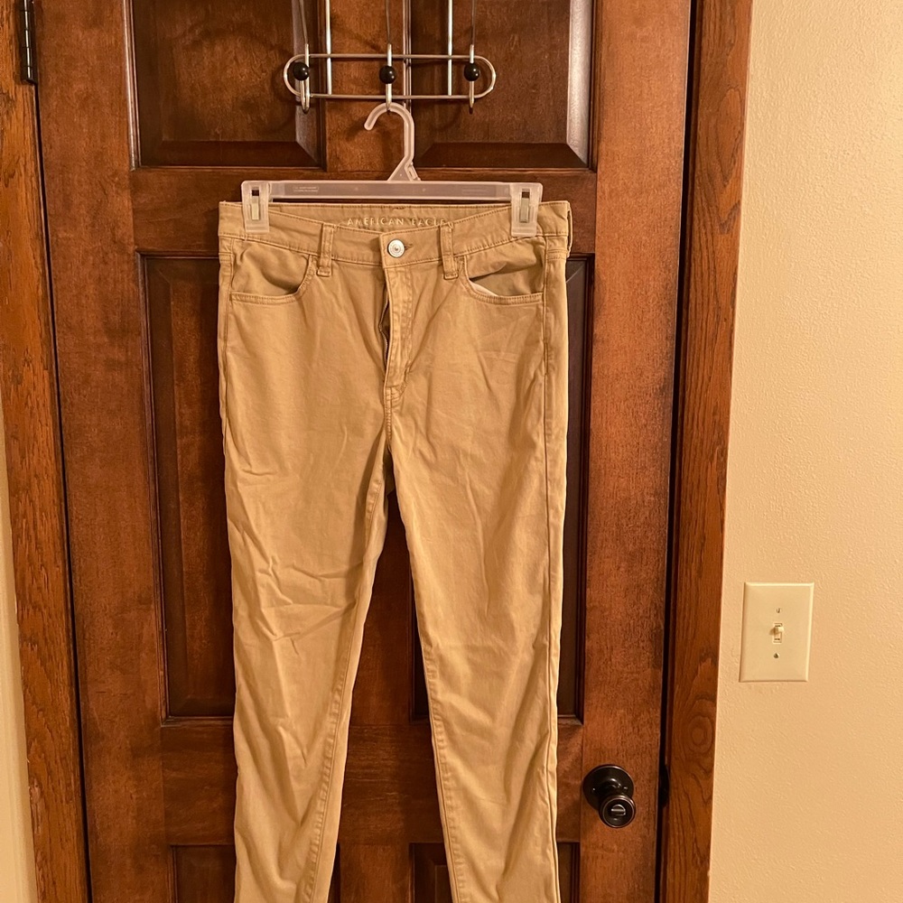 *NOT WRINKLY. Tan, high rise jeggings.